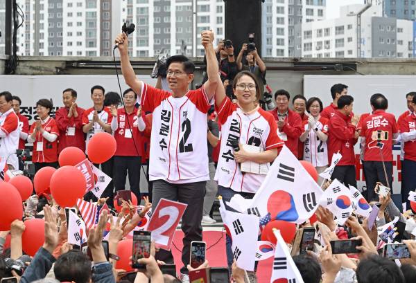 국민의힘 김문수 대선 후보가 2일 오후 대구 동구 동대구역 광장에서 열린 집중 유세에서 딸 동주씨와 함께 시민들의 지지를 호소하고 있다. 정훈진 기자 jhj131@kyongbuk.com