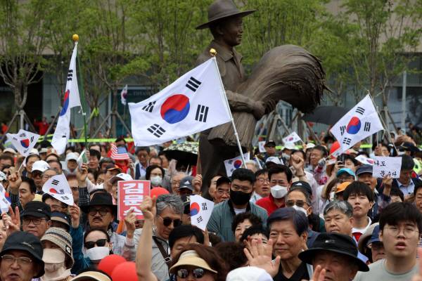 2일 오후 대구 동구 동대구역 광장에서 열린 국민의힘 김문수 대선 후보 집중 유세에서 김문수 후보 지지자 및 시민들이 후보를 응원하고 있다. 정훈진 기자 jhj131@kyongbuk.com
