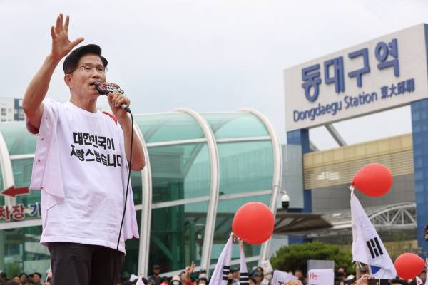 국민의힘 김문수 대선 후보가 2일 오후 대구 동구 동대구역 광장에서 열린 집중 유세에서 지지를 호소하고 있다. 정훈진 기자 jhj131@kyongbuk.com