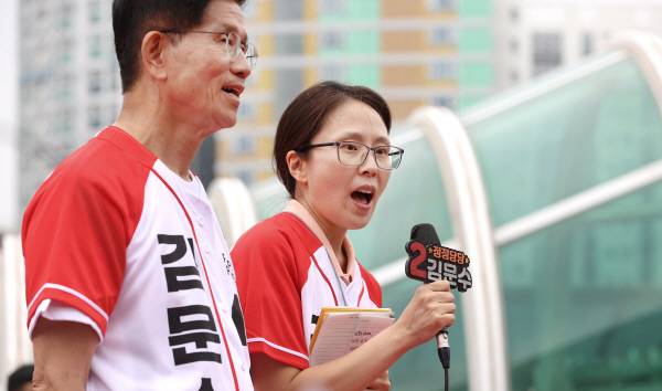 2일 오후 대구 동구 동대구역 광장에서 열린 국민의힘 김문수 대선 후보 집중 유세에서 딸 동주씨가 힘을 보태고 있다. 정훈진 기자 jhj131@kyongbuk.com