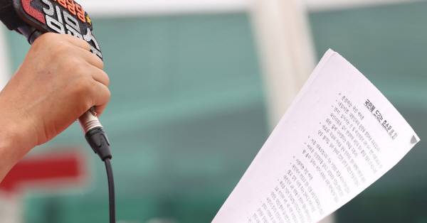 국민의힘 김문수 대선 후보가 2일 오후 대구 동구 동대구역 광장에서 열린 집중 유세에서 국민 호소문을 읽고 있다. 정훈진 기자 jhj131@kyongbuk.com