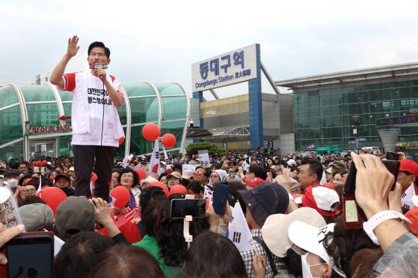 국민의힘 김문수 대선 후보가 2일 오후 대구 동구 동대구역 광장에서 열린 집중 유세에서 지지를 호소하고 있다. 정훈진 기자 jhj131@kyongbuk.com