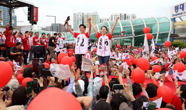 국민의힘 김문수 대선 후보가 2일 오후 대구 동구 동대구역 광장에서 열린 집중 유세에서 딸 동주씨와 함께 시민들의 지지를 호소하고 있다. 정훈진 기자 jhj131@kyongbuk.com