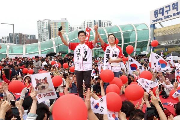 국민의힘 김문수 대선 후보가 2일 오후 대구 동구 동대구역 광장에서 열린 집중 유세에서 딸 동주씨와 함께 시민들의 지지를 호소하고 있다. 정훈진 기자 jhj131@kyongbuk.com