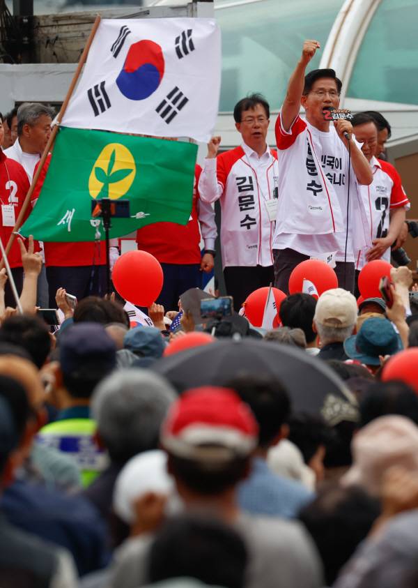 국민의힘 김문수 대선 후보가 2일 오후 대구 동구 동대구역 광장에서 열린 집중 유세에서 지지를 호소하고 있다. 정훈진 기자 jhj131@kyongbuk.com