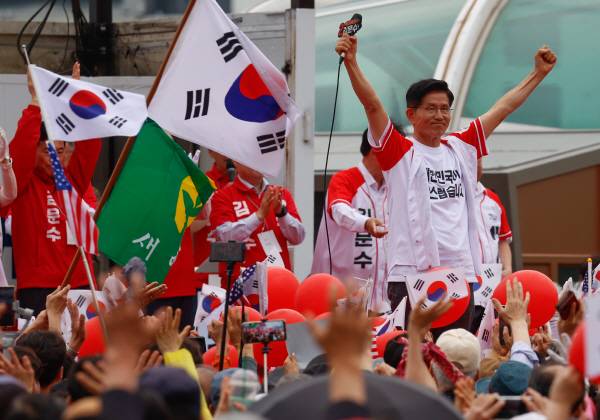 국민의힘 김문수 대선 후보가 2일 오후 대구 동구 동대구역 광장에서 열린 집중 유세에서 지지를 호소하고 있다. 정훈진 기자 jhj131@kyongbuk.com