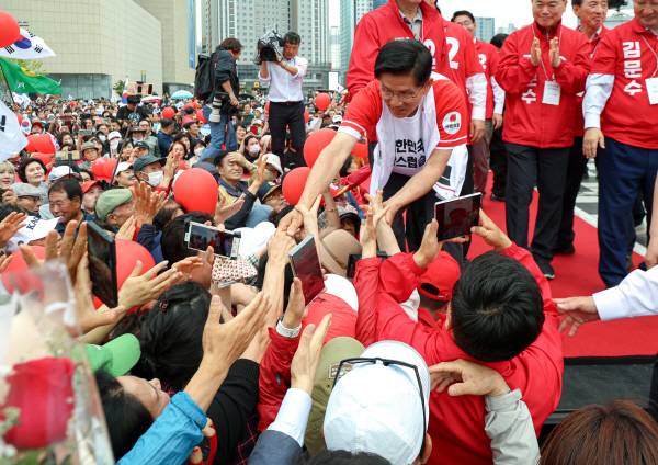 국민의힘 김문수 대선 후보가 2일 오후 대구 동구 동대구역 광장에서 열린 집중 유세에서 시민들과 악수하고 있다. 정훈진 기자 jhj131@kyongbuk.com