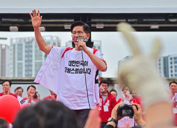 국민의힘 김문수 대선 후보가 2일 오후 대구 동구 동대구역 광장에서 열린 집중 유세에서 지지를 호소하고 있다. 정훈진 기자 jhj131@kyongbuk.com