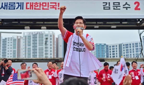 국민의힘 김문수 대선 후보가 2일 오후 대구 동구 동대구역 광장에서 열린 집중 유세에서 지지를 호소하고 있다. 정훈진 기자 jhj131@kyongbuk.com