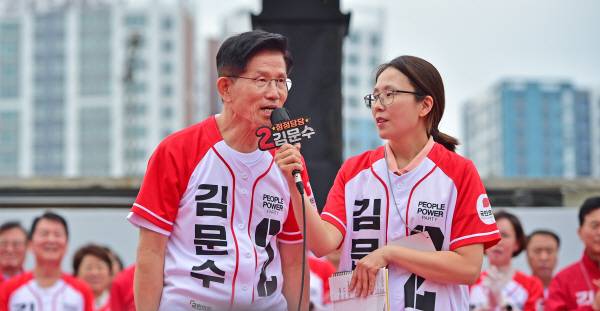 국민의힘 김문수 대선 후보가 2일 오후 대구 동구 동대구역 광장에서 열린 집중 유세에서 딸 동주씨와 함께 시민들의 지지를 호소하고 있다. 정훈진 기자 jhj131@kyongbuk.com