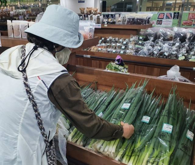 한 농민이 창원시 성산구 대원동 창원시 로컬푸드직매장에서 직접 수확한 농산물을 매대에 진열하고 있다./김태형 기자/