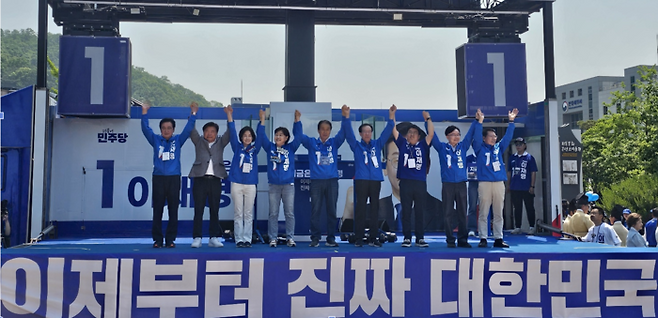 이재명 후보 경북 안동 사전 유세에서, 왼쪽부터) 권영세 전 안동시장, 이석형 전 함평군수, 박은정 대구·경북 골목골목 선대위 수석부위원장, 서영교 대구·경북 골목골목 선대위원장, 권오을 중앙선대위 국민대통합위원장, 이석연 중앙선대위 공동선대위원장, 이영수 경북도당 총괄선대위원장, 김상우 안동·예천 지역위원장, 이삼걸 전 행안부차관 1일 TK지역에서 유세를 하고있다. 서영교 의원실 제공