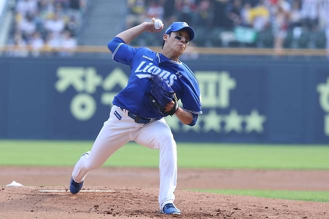 지난달 31일 서울 잠실야구장에서 열린 '2025 신한 SOL 뱅크 KBO리그' 삼성 라이온즈와 LG 트윈스 경기에서 원태인이 호투하고 있다. <삼성 라이온즈 제공>