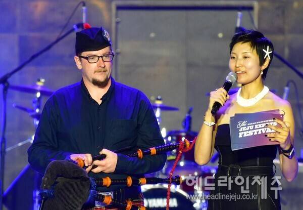 마틴 에클스(남아프리카공화국). 오른쪽은 영어 사회를 맡은 최정윤씨.