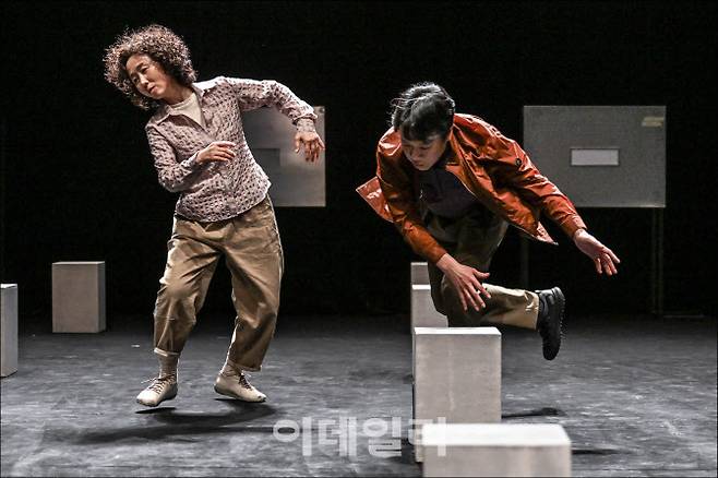 연극 ‘유령’의 한 장면(사진=세종문화회관)