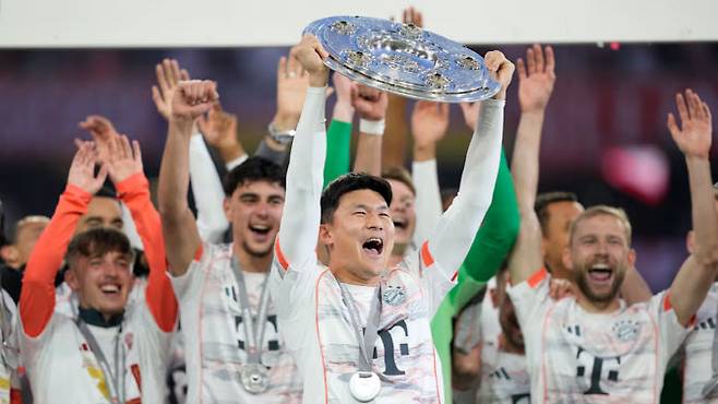김민재(뮌헨)가 분데스리가 트로피를 들어 올리며 웃고 있다. 사진=바이에른 뮌헨