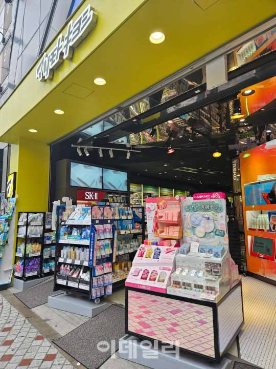 일본 도쿄 시부야의 드럭스토어 ‘마츠모토키요시’ 입구엔 아모레퍼시픽의 ‘라네즈’ 브랜드를 전진 배치했다. (사진=김정유 기자)