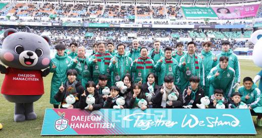 2025 K리그1 대전하나시티즌 홈 개막전이 열린 2월 23일 이장우 대전시장(2번째 줄 오른쪽 4번째)과 조원휘 대전시의회 의장, 함영주 하나금융그룹 회장 등이 대전월드컵경기장에서 기념촬영을 하고 있다. (사진=대전시 제공)