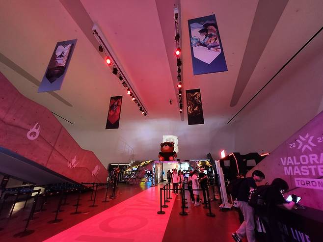 - 팝업 천장에는 그동안 출시된 플레이어 카드가 걸려있다&nbsp;