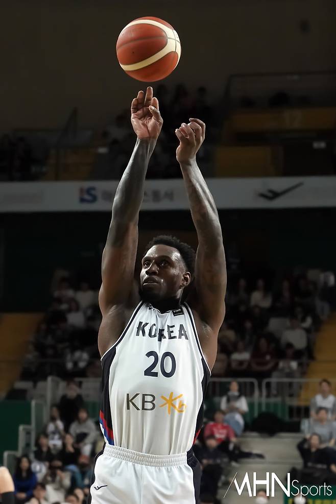 지난해&nbsp;2월 원주종합체육관에서 '2025 FIBA 아시아컵' 1라운드 A조 태국과 경기에 출전한 라건아