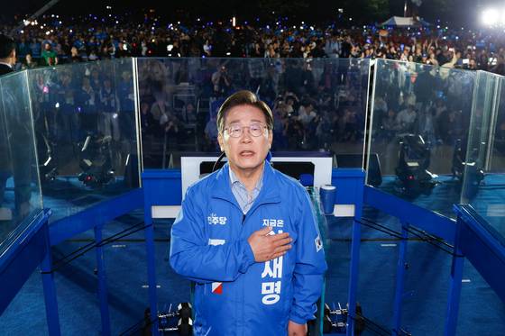 이재명 더불어민주당 대선 후보가 선거를 하루 앞둔 2일 서울 여의도공원 마지막 유세에서 연설을 마친 뒤 국기에 경례하고 있다. 〈사진=공동취재, 연합뉴스〉