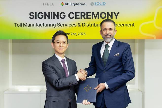 허은철(왼쪽) GC녹십자 대표와 다뚝 모하맛 니잠 빈 무함마드 자켈 SISB 대표. [사진=GC녹십자]