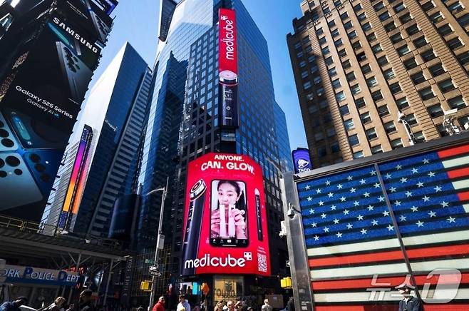 미국 뉴욕 타임스퀘어 전광판에 에이피알 메디큐브 옥외광고가 송출되고 있다. (에이피알 제공)