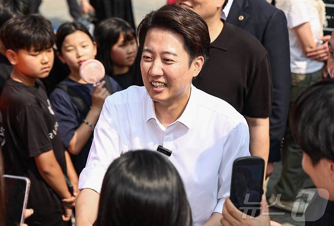 이준석 개혁신당 대통령 후보가 1일 경기 화성시 동탄호수공원을 찾아 시민들과 인사를 나누고 있다. 2025.6.1/뉴스1 ⓒ News1 김도우 기자