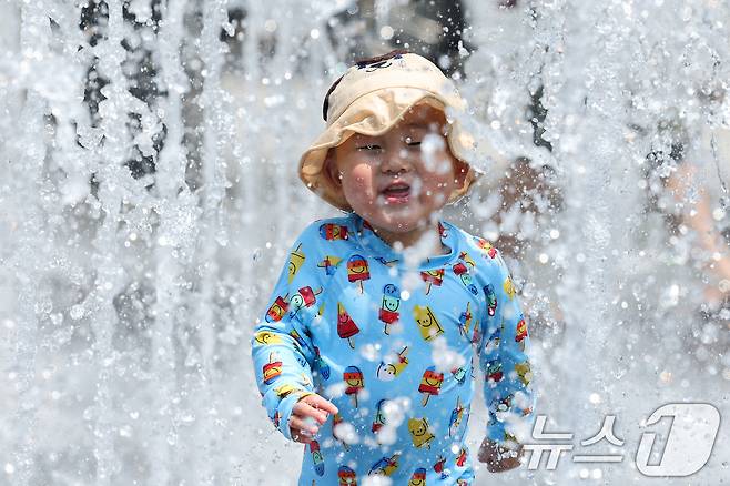 30도 안팎의 초여름 더위가 나타난 1일 오후 서울 광화문광장 바닥분수에서 어린이들이 물놀이를 하며 더위를 식히고 있다. 기상청은 오는 2일부터 대선 당일까지는 전국 곳곳에 비가 내리고 기온도 2~5도 가량 떨어질 것으로 예보했다. 2025.6.1/뉴스1 ⓒ News1 신웅수 기자