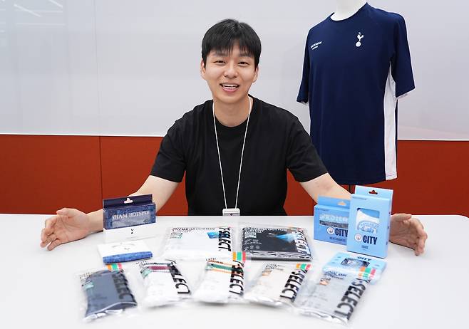 이서훈 세븐일레븐 세븐콜렉트팀 패션 담당 MD가 의류 PB 상품을 소개하고 있다(세븐일레븐 제공).