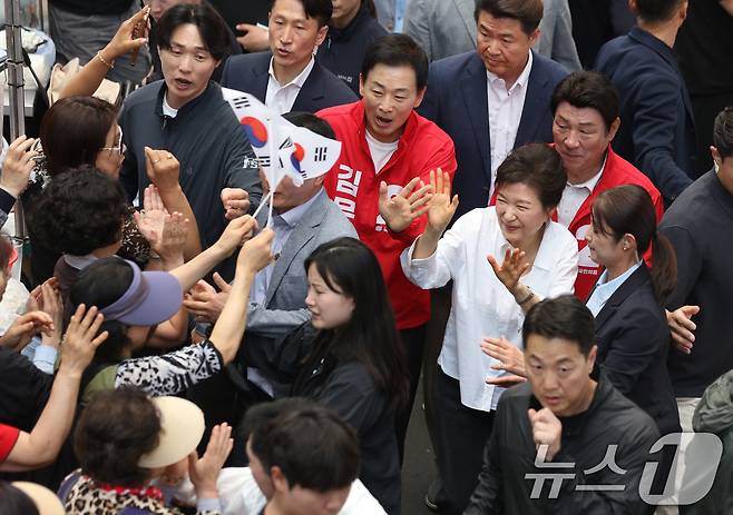 박근혜 전 대통령이 31일 오후 대구 중구 서문시장을 찾아 구름 인파 속을 지나며 시민들과 인사하고 있다. 2025.5.31/뉴스1 ⓒ News1 공정식 기자