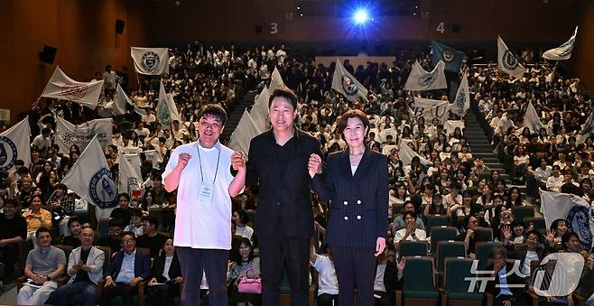 오세훈 서울시장이 지난 1일 성균관대학교 새천년홀에서 열린 '제33회 젊은연극제' 개막식에 참석해 연극전공 대학생들을 만났다.