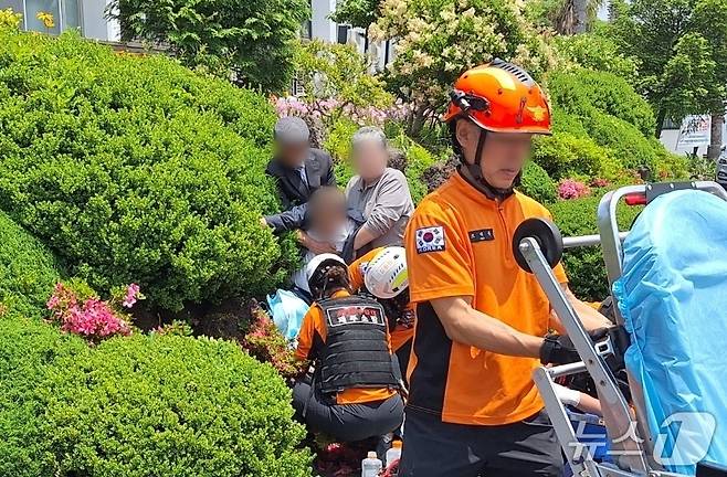 지난 1일 오후 제주시 소재 교회 주차장에서 차에 부딪힌 60대 남성이 응급조치를 받고 있다.(제주도소방안전본부 제공. 재판매 및 DB 금지)