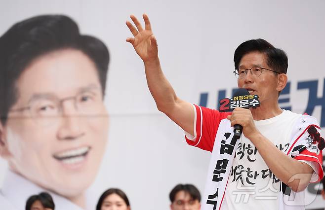 김문수 국민의힘 대통령 후보가 1일 오후 서울 서대문구 신촌역 앞 집중유세에서 시민들에게 지지를 호소하고 있다.(공동취재) 2025.6.1/뉴스1 ⓒ News1 이광호 기자