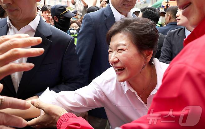 박근혜 전 대통령이 5월 31일 오후 대구 중구 서문시장을 찾아 구름 인파 속을 지나며 시민들과 인사하고 있다. ⓒ News1 공정식 기자