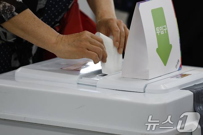 제21대 대통령 선거 사전투표 둘째날인 30일 광주시 사전투표소에서 유권자들이 한 표를 행사하고 있다 2025.5.30/뉴스1 ⓒ News1 김태성 기자