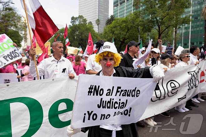 1일(현지시간) 멕시코시티 레포르마 거리에서 시민들이 판사 선거 반대 시위를 하고 있다. ⓒ AFP=뉴스1