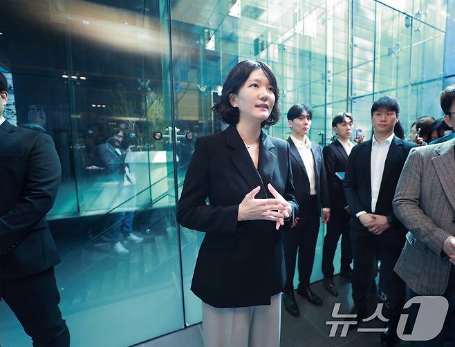 최수연 네이버 대표가 26일 경기 성남시 네이버 그린팩토리에서 열린 26기 주주총회를 마치고 취재진 질문에 답하고 있다. (네이버 제공. 재판매 및 DB 금지) 2025.3.26/뉴스1