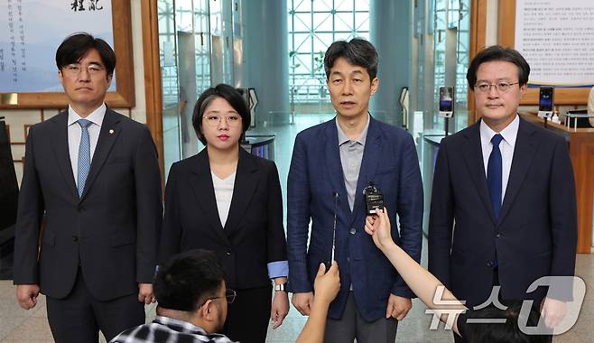 윤건영 더불어민주당 의원을 비롯한 국회 행정안전위원회 소속 의원들이 1일 서울 서대문구 경찰청을 찾아 댓글 부대 운영 리박스쿨 관련 항의 방문을 마친 뒤 발언하고 있다. 왼쪽부터 김성회, 용혜인, 윤건영, 채현일 의원. 2025.6.1/뉴스1 ⓒ News1 박지혜 기자