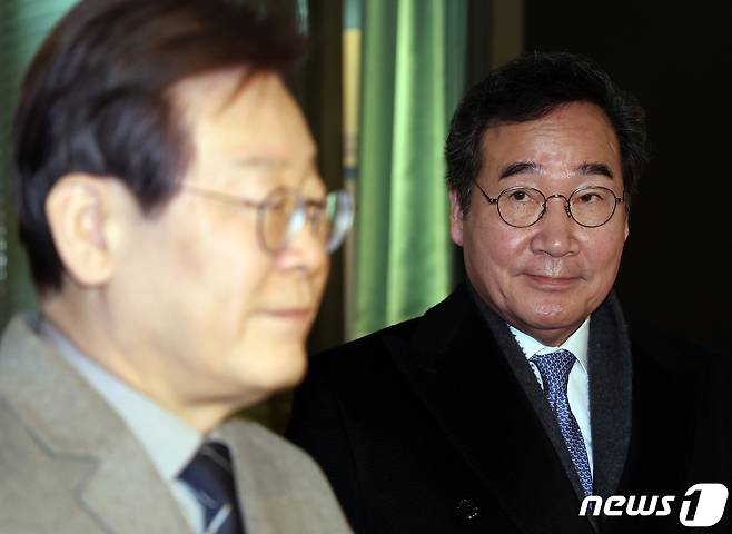 2023년 12월 30일 이낙연 더불어민주당 전 대표가 30일 서울 종로구의 한 음식점에서 회동을 마친 뒤 이재명 대표를 응시하고 있다. 2023.12.30/뉴스1 ⓒ News1 DB