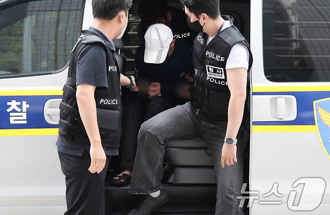 운행 중인 서울지하철 5호선 열차에서 불을 지른 원 모 씨가 2일 서울 양천구 서울남부지법에서 열린 구속 전 피의자 심문(영장실질심사)에 출석하고 있다. 2025.6.2/뉴스1 ⓒ News1 허경 기자