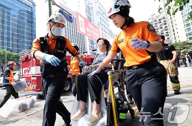 31일 오전 방화로 추정되는 화재가 발생한 서울 지하철 5호선 마포역에서 구급대원들이 환자를 긴급 이송하고 있다. 2025.5.31/뉴스1 ⓒ News1 오대일 기자