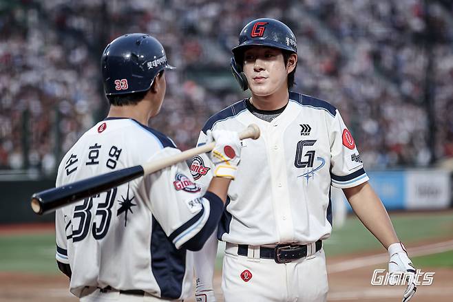 롯데 자이언츠는 지난주 1승 4패에 그쳤다. 나승엽(오른쪽)과 손호영(왼쪽)은 부진에 빠졌다. (롯데 자이언츠 제공)
