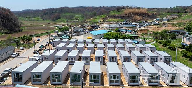 산불 피해지역인 경북 영덕군 영덕읍 매정리 초등학교 앞 부지에 21일 경북도가 지원한 모듈러 주택 40동이 설치되고 있다. 2025.5.21/뉴스1 ⓒ News1 최창호 기자