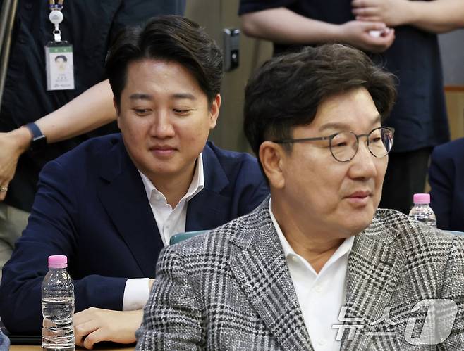 이준석 개혁신당 대통령 후보(왼쪽)와 권성동 국민의힘 원내대표. 2024.7.9/뉴스1 ⓒ News1 구윤성 기자