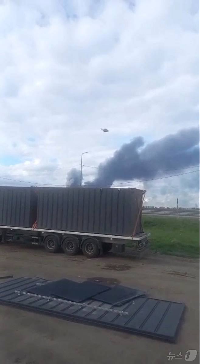 시베리아 이르쿠츠크에 있는 벨라야 기지 인근에서 드론이 트럭 컨테이너에서 상공으로 이륙한 모습이다. 1일 공개된 소셜미디어 이미지를 캡처한 것이다. 2025.06.01 ⓒ 로이터=뉴스1 ⓒ News1 최종일 선임기자
