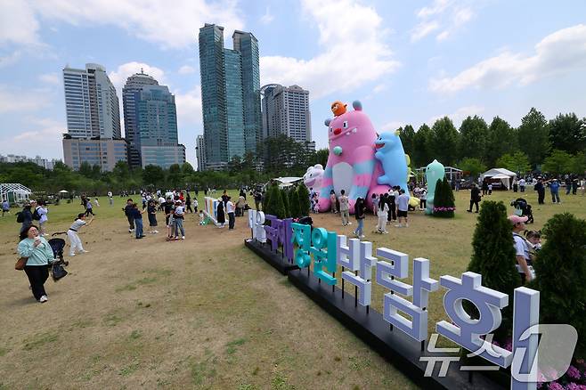 25일 서울국제정원박람회가 열리고 있는 서울 동작구 보라매공원이 나들이객으로 붐비고 있다. 정원도시 서울의 대표 축제인 이번 박람회는 10월20일까지 계속된다. 2025.5.25/뉴스1 ⓒ News1 박세연 기자