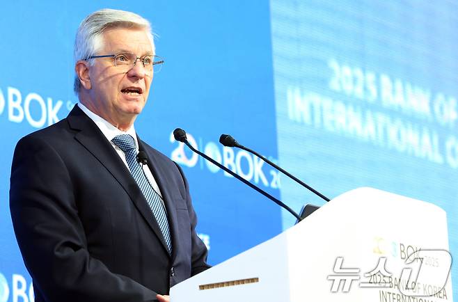 크리스토퍼 월러 미국 연방준비제도 이사가 2일 오전 서울 중구 한국은행 신축별관 컨퍼런스홀에서 열린 'BOK 국제컨퍼런스'에서 기조연설을 하고 있다. 올해 주제는 '경제 구조 변화와 통화정책'로 미국의 경제 전망과 물가안정목표제, 인구구조 및 재정, 기후변화 , AI 기술이 통화정책에 미치는 영향에 대해 논의된다. 2025.6.2/뉴스1 ⓒ News1 김명섭 기자