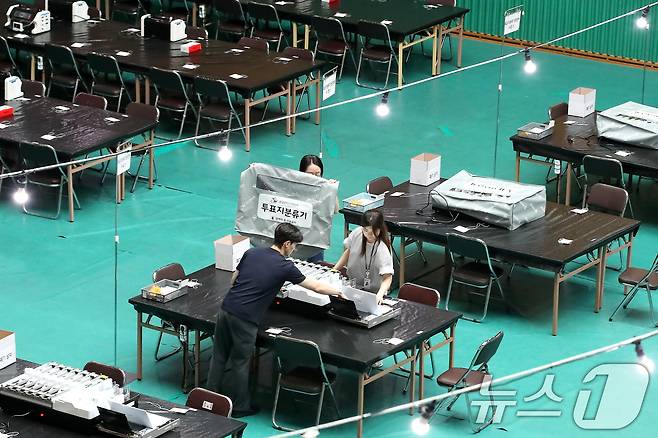 21대 대통령선거를 하루 앞둔 2일 오전 대구 남구 영남이공대 천마체육관에 마련된 개표소에서 남구선관위 관계자들이 개표 준비 상황을 점검하고 있다. 2025.6.2/뉴스1 ⓒ News1 공정식 기자