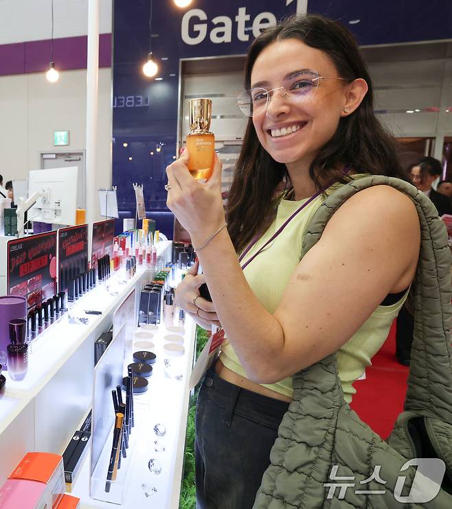 28일 서울 강남구 코엑스에서 열린 ‘2025 서울국제화장품미용산업박람회, 국제건강산업박람회(코스모뷰티서울, 헬스&뷰티위크)’를 찾은 외국인 관람객이 화장품을 살펴보고 있다. 화장품, 헤어, 에스테틱, 네일, 이너뷰티와 헬스 등 미용산업과 건강산업 관련 트렌드를 전시하는 이번 박람회는 30일까지 계속된다. 2025.5.28/뉴스1 ⓒ News1 박세연 기자